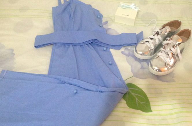 Look do dia | Vestido azul serenity e tênis metalizado