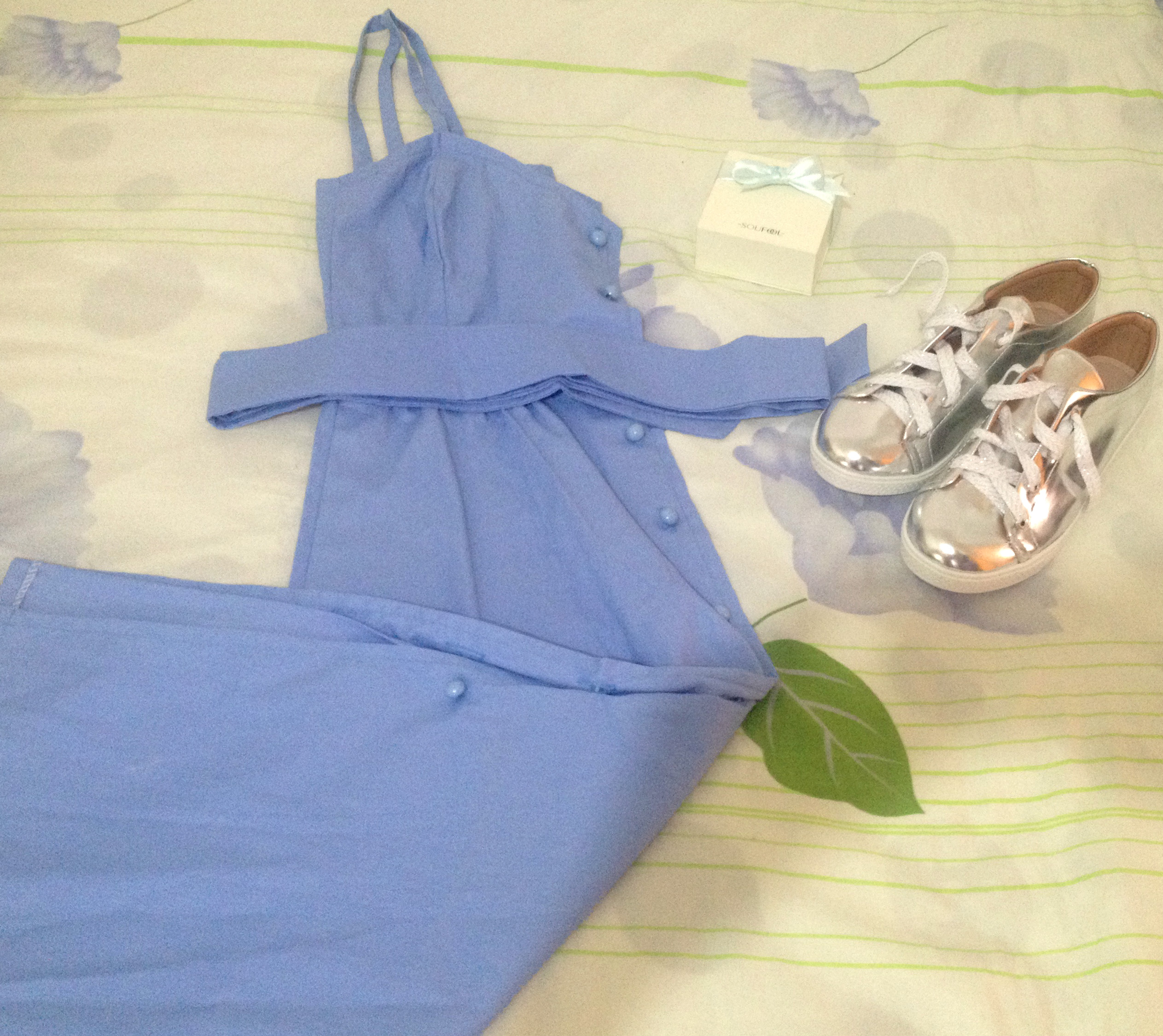 Look do dia | Vestido azul serenity e tênis metalizado