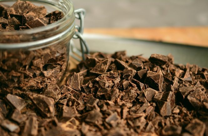 Tem muito chocolate em casa? Que tal usá-lo para fazer um poderoso hidratante?