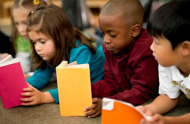 Quais benefícios a leitura proporciona para as crianças?